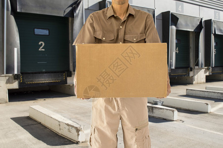 提供货物运输服务的男子从装货区到卡图片