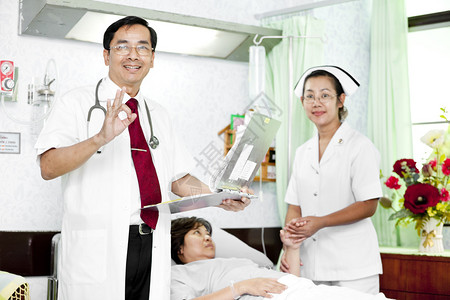 医生和护士的肖像与病人交谈图片