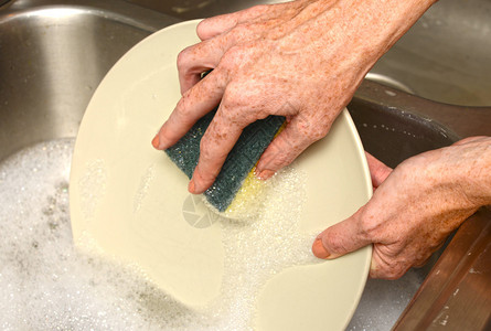 洗碗时用肥皂水清洗盘子图片