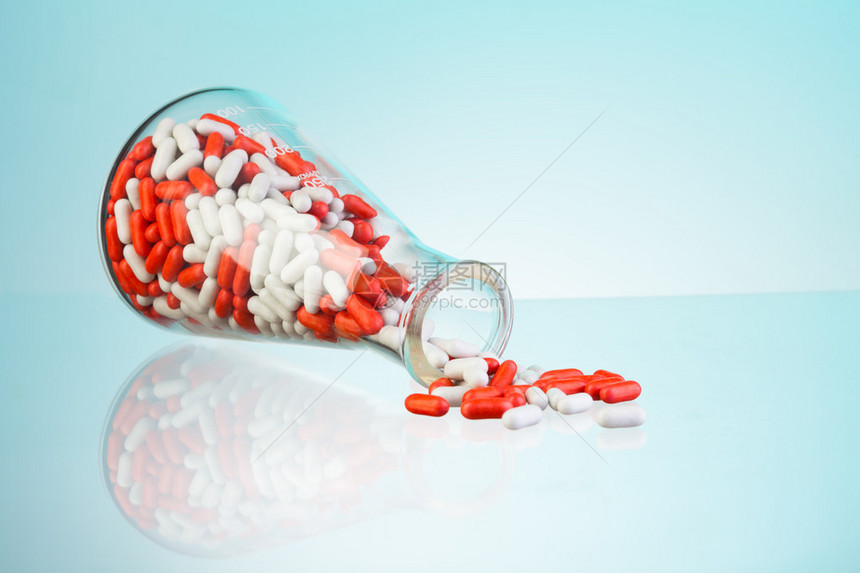 从科学实验室酒瓶溢出的红药图片