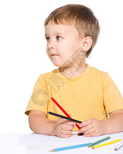 小男孩在用彩色铅笔画孤图片