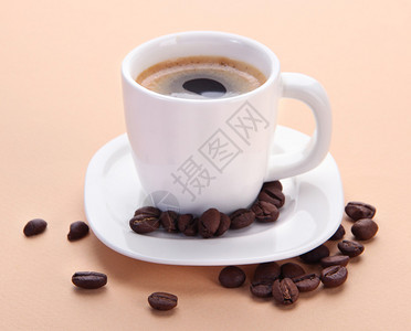 米色背景的咖啡豆咖啡图片