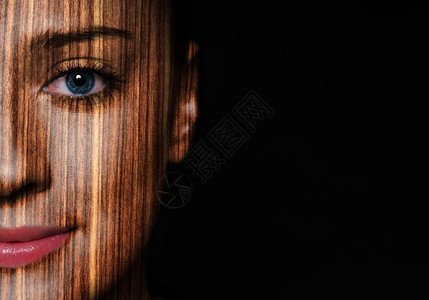 用木质纹理覆盖的睁开眼睛的人脸图片