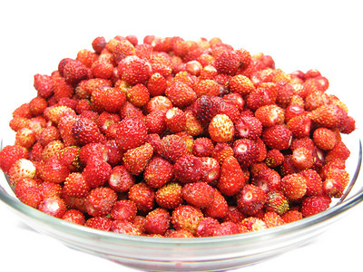 野生草莓果水甜点图片