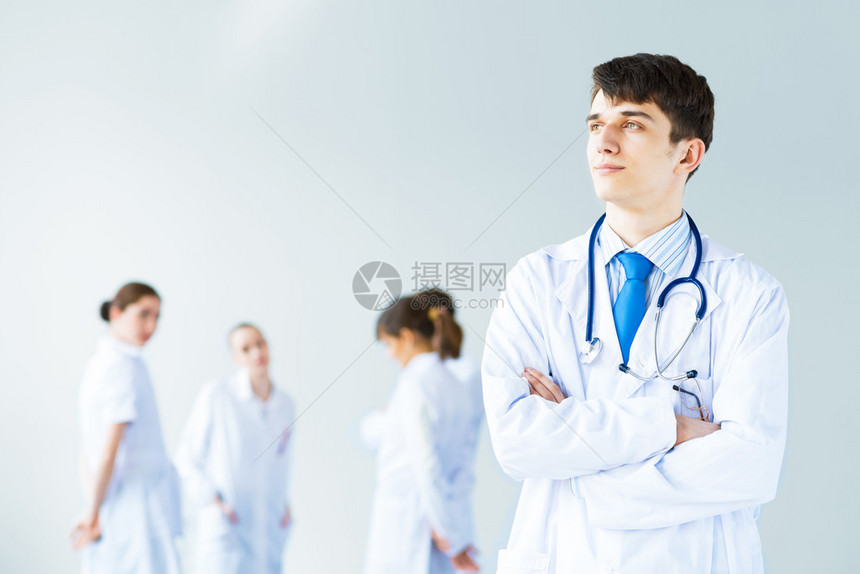 一名成功的年轻医生和医院工作人图片