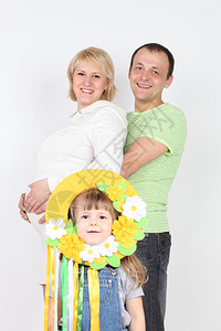 快乐的怀孕妻子和丈夫怀着肚子图片