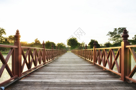 傍晚横跨湖面的木桥图片