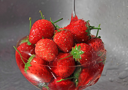 新鲜草莓和水溅图片