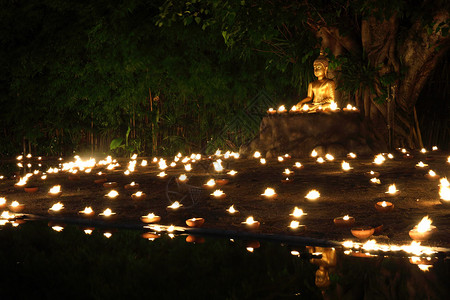 像用蜡烛点火反射水泰国PhanTaoTempleChangm图片