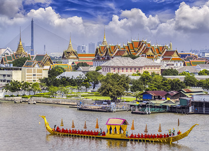 泰国王宫的风景前面有金色护卫舰是泰背景图片