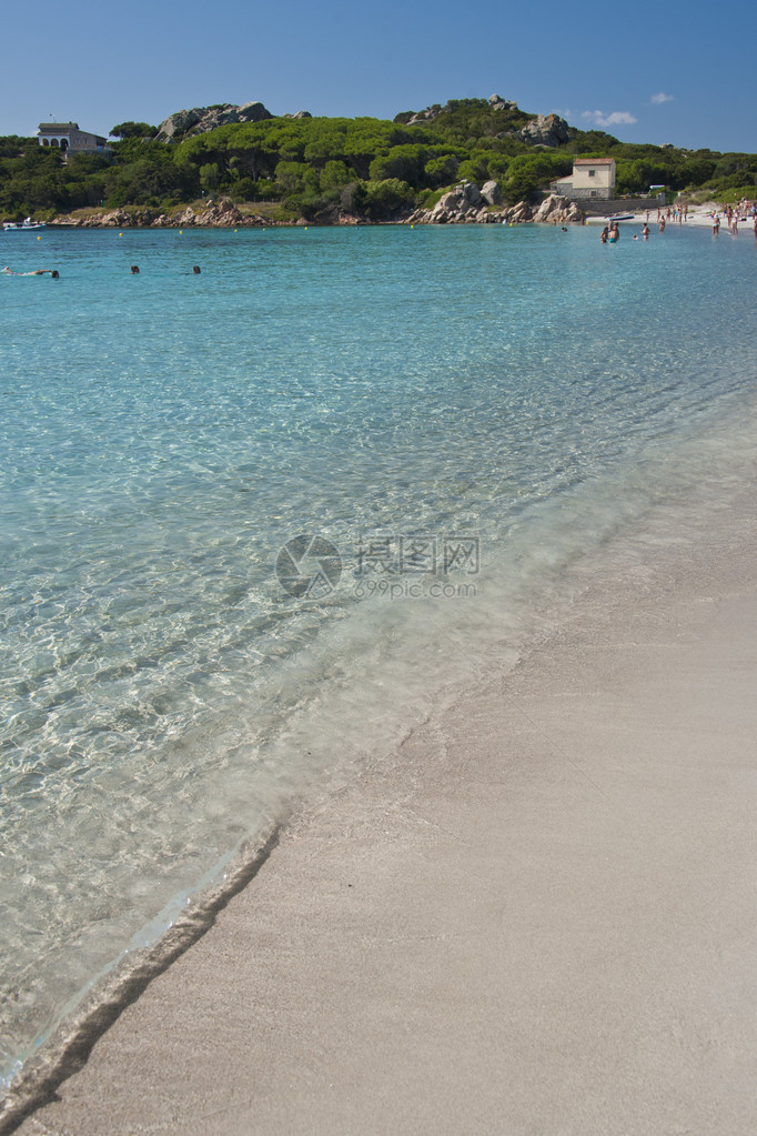 圣玛利亚海滩面的美丽颜色在意大利撒丁岛的拉马达代尔纳群图片