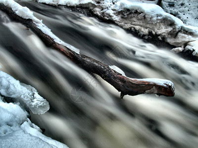 冬天的夜景冰柱和冰冷的巨石进入溪流图片