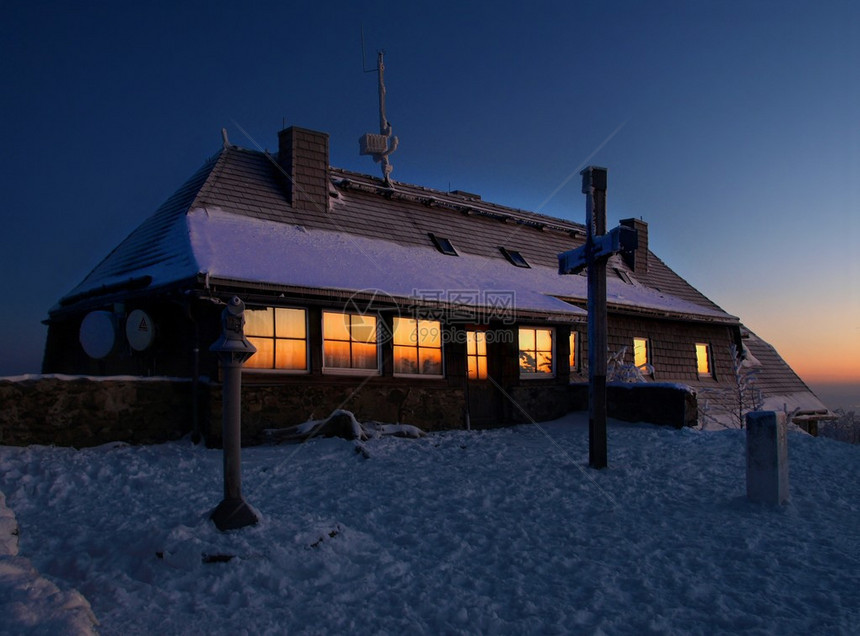 山顶上的小屋冬天的月圆之夜图片
