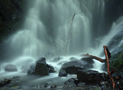 观望秋天的瀑布在玄武岩上多彩图片