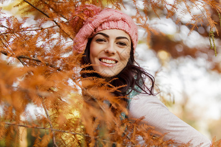 秋天森林里的年轻女人图片