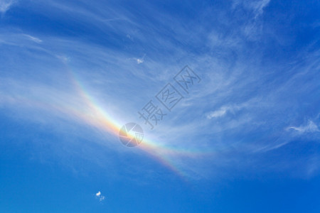 蓝色夏日午后天空中的彩虹图片
