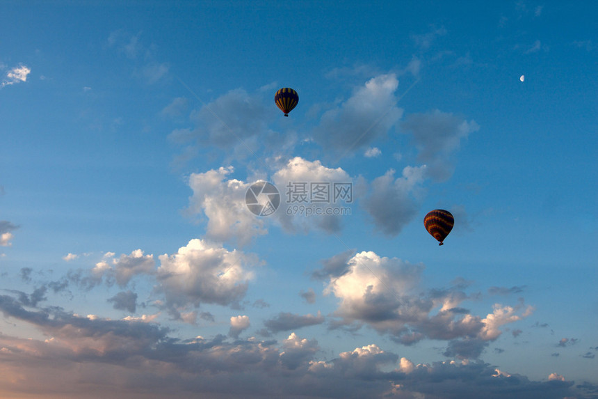 热气球在土耳其卡帕多西亚图片