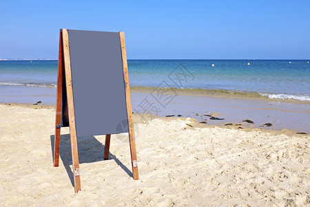 在海滩的黑板标志图片