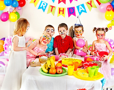 儿童快乐的生日派对图片