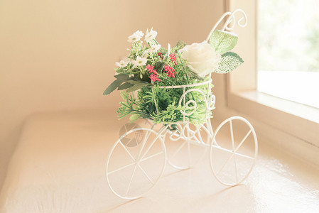 带有人工花朵的古老音调自行车图片