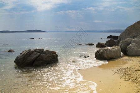 岩石海岸的海景图片