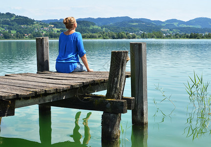 木制码头上的女孩瑞士图片