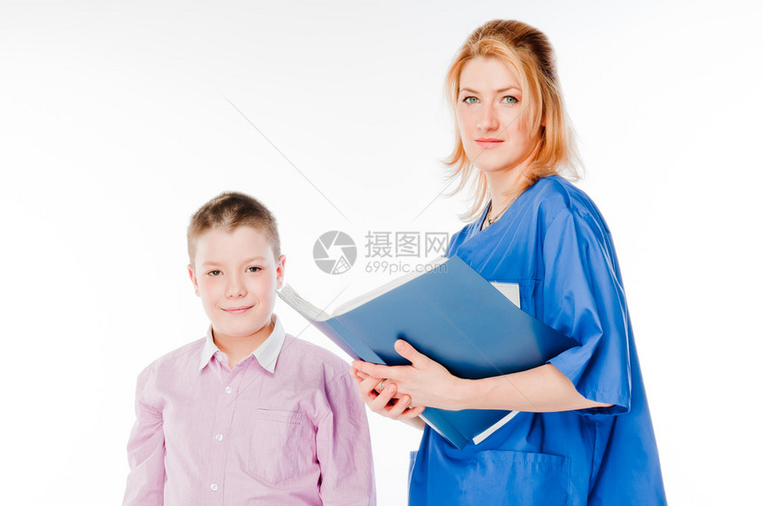 孩子给穿蓝色长袍的医生图片