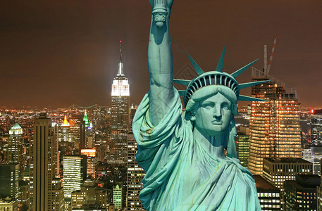 自由女神像和纽约市的天图片