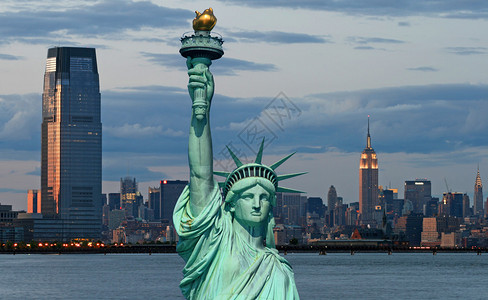 自由女神像和纽约市的天图片