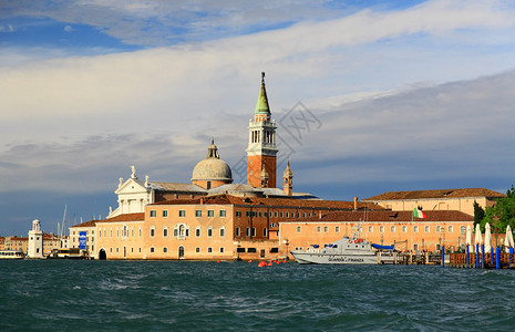 乘船游览威尼斯的风景图片