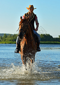 骑马时穿着牛仔服的漂亮女孩背景图片
