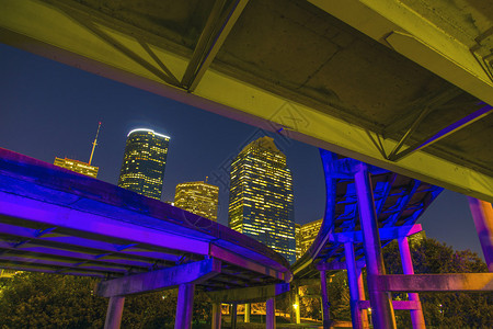 晚上在休斯敦市中心观光与摩天大楼有彩图片