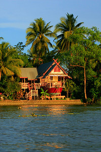 泰式风格的泰国江边房子图片