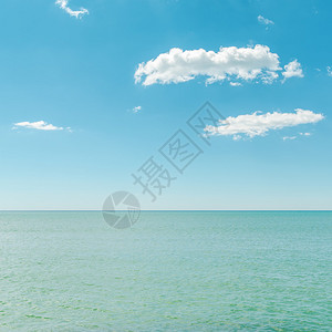 蔚蓝的大海和蓝天与云彩图片