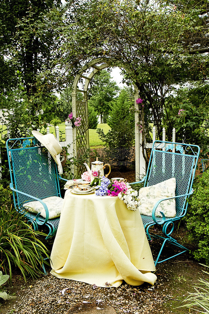 在花园中为茶午宴摆放的桌景图片
