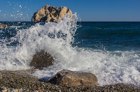 海浪在岩石上破图片