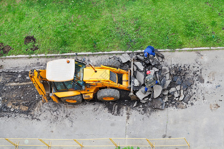 道路人和拖拉机从公图片