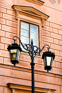 翻修华沙古建筑的碎片和灯笼图片