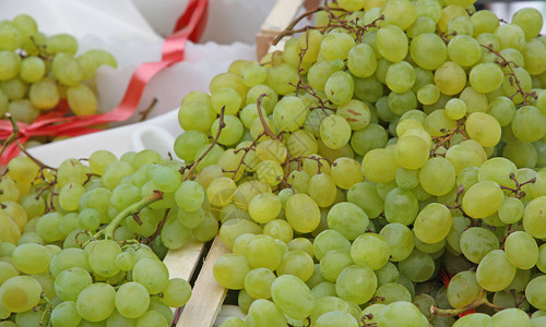 成熟白葡萄在蔬菜市场上出售的图片