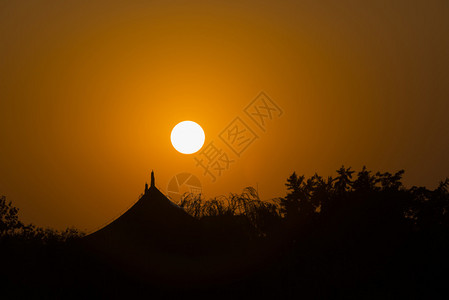 日落在北京紫禁城西北部的拜海公园上图片