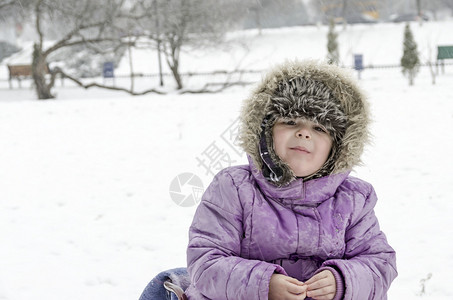 雪地公园的小女孩图片