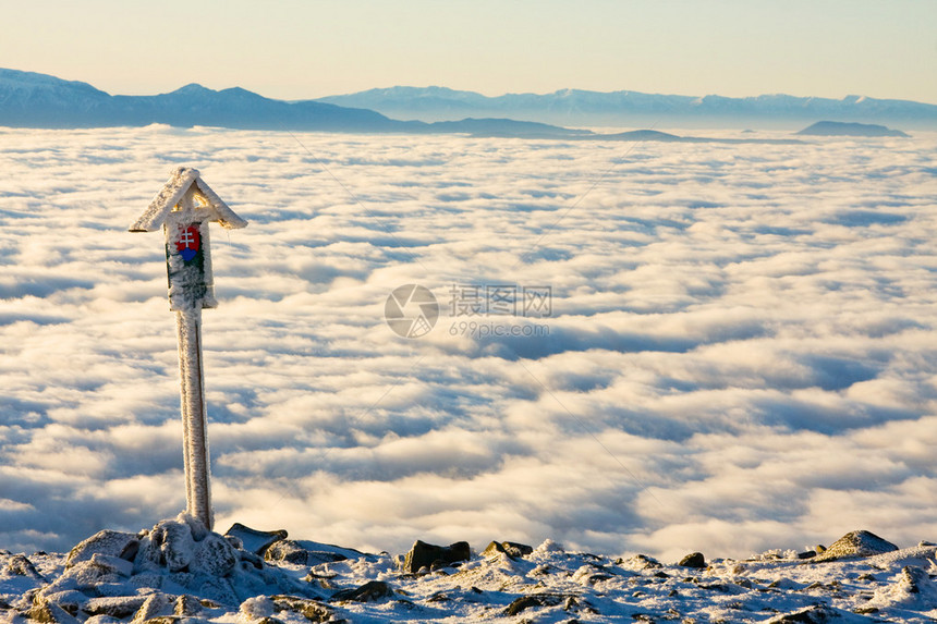 风景与雾的冬天小山场面图片