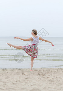 在海边做舞蹈元素的年轻女子图片