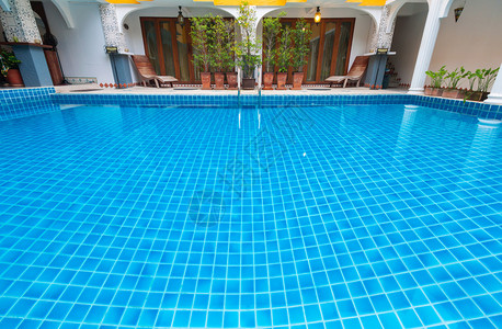 酒店的游泳池供客人使用图片