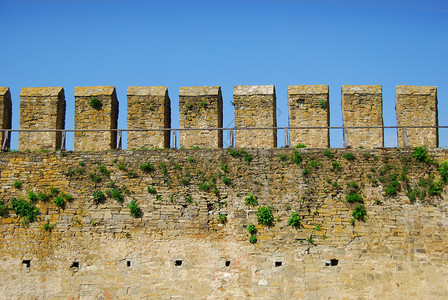 古老的堡垒墙在蓝天背景上存图片