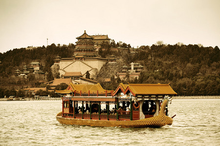 北京有历史建筑和船的夏图片