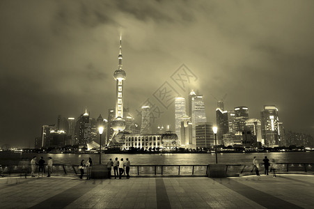 上海城市天际线在夜间人行道上黑白相间图片