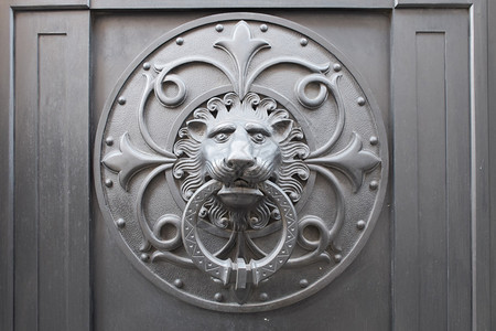 金属门上的狮子头门环图片