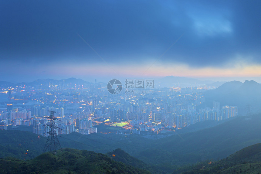 香港九龙市区暴风雨中图片