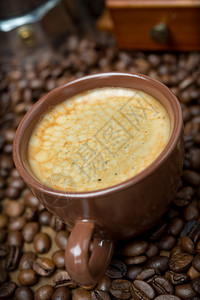 黑咖啡杯在背景咖啡豆上特制有背景图片